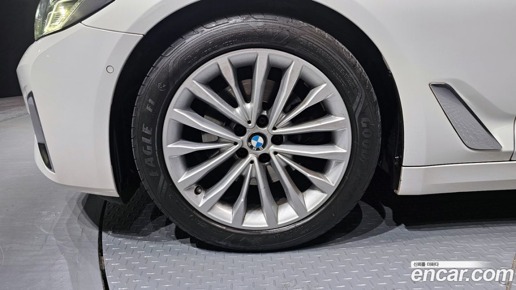 BMW 5-Series 520i Luxury, 2023