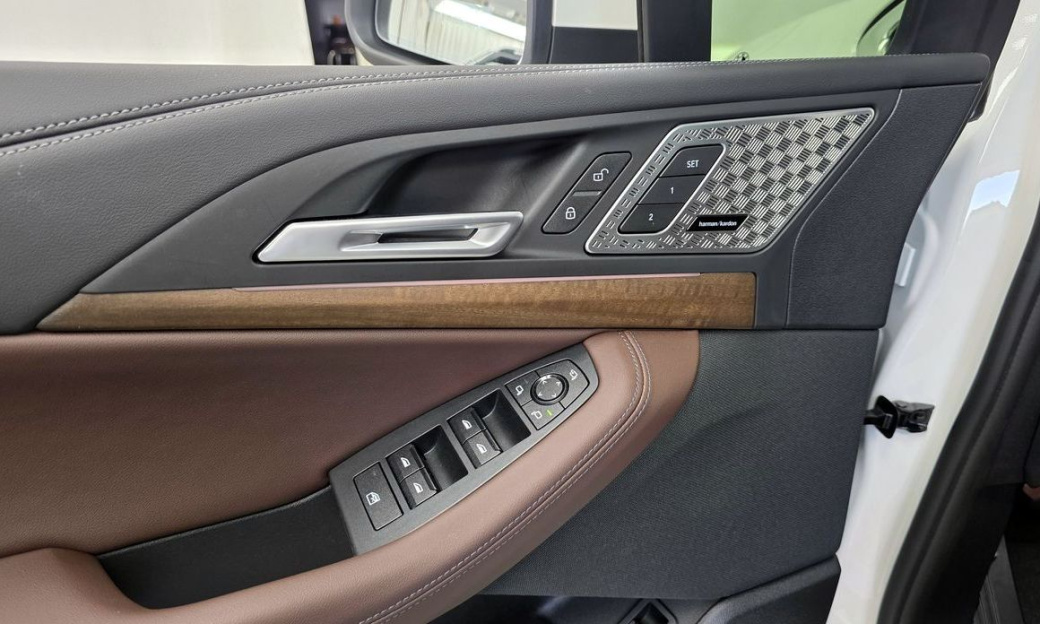 BMW 2-Series 220i Luxury, 2024
