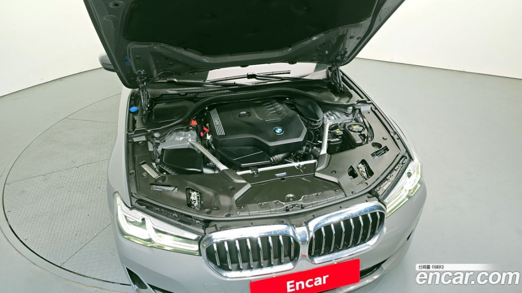 BMW 5-Series 520i Luxury, 2022