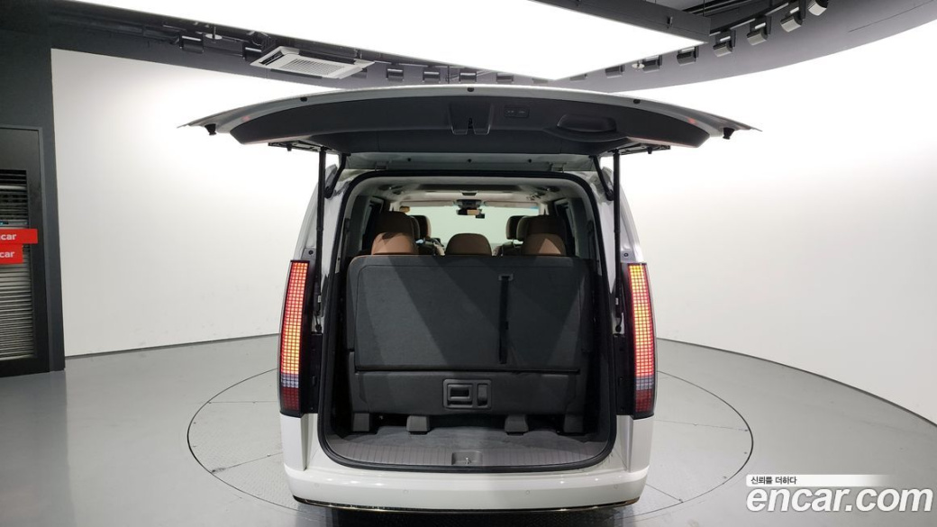 Hyundai Staria 4WD Lounge 9-Seater, 2023