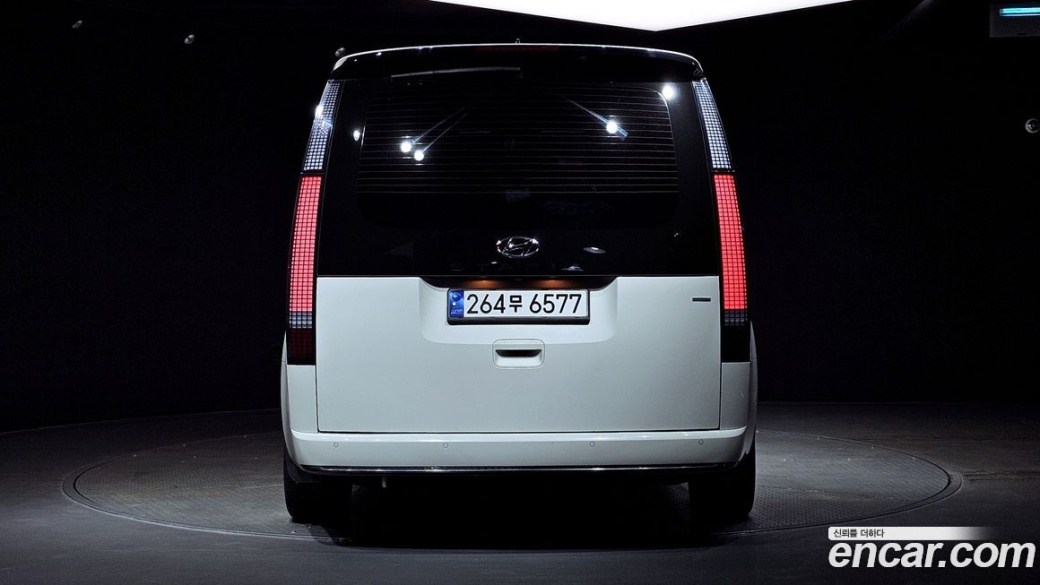 Hyundai Staria 4WD Lounge 9-Seater, 2024