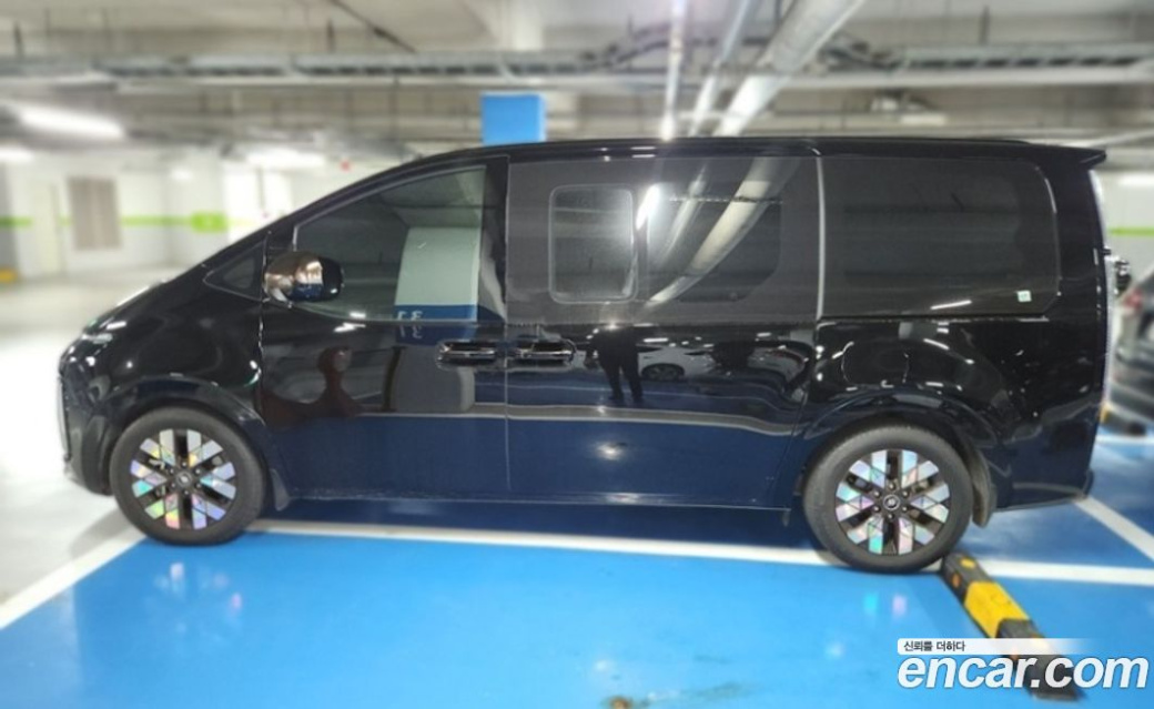 Hyundai Staria 4WD Lounge 9-Seater, 2023