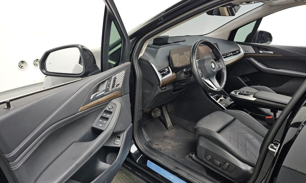 BMW 2-Series 220i Luxury, 2023