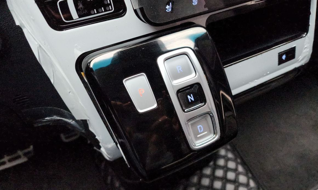 Hyundai Staria 4WD Lounge 7-Seater, 2022