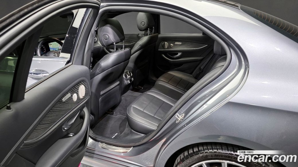 Mercedes-Benz E-Class E350 4MATIC AMG Line, 2022