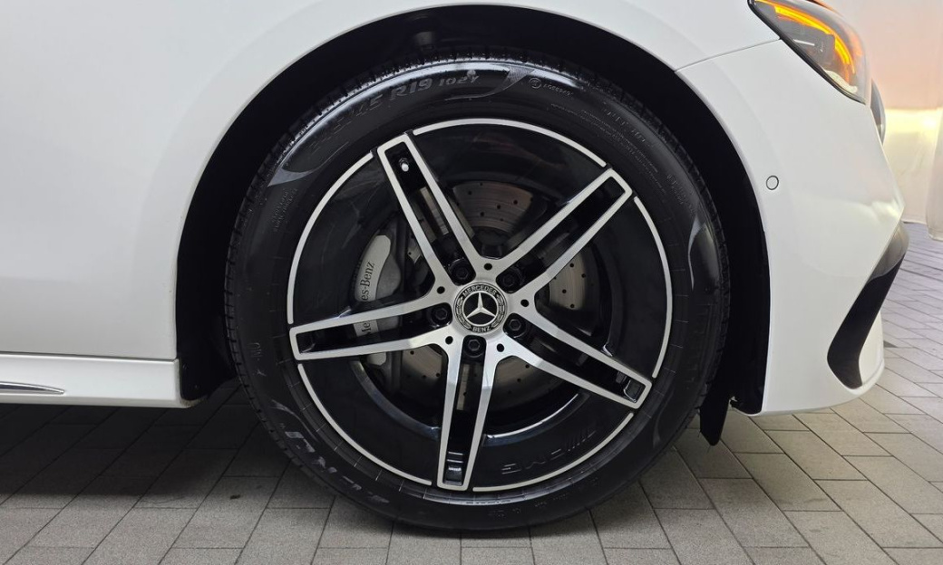 Mercedes-Benz E-Class E300 4MATIC AMG Line, 2025