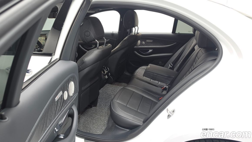 Mercedes-Benz E-Class E350 4MATIC AMG Line, 2023