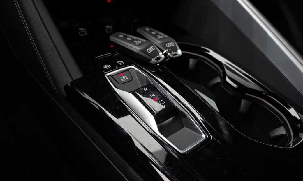 Audi Q5 40 TDI Quattro S Line Black Edition, 2025