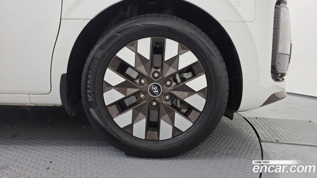 Hyundai Staria Lounge 9-Seater, 2023