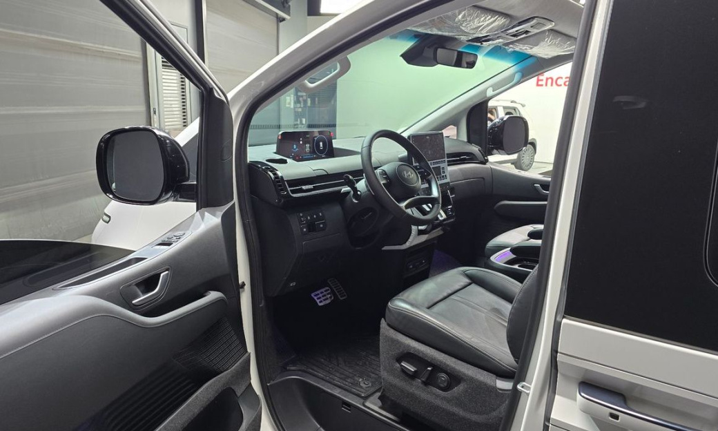 Hyundai Staria 4WD Lounge 9-Seater, 2025