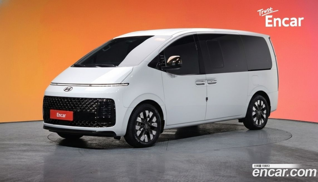 Hyundai Staria 4WD Lounge 7-Seater, 2022