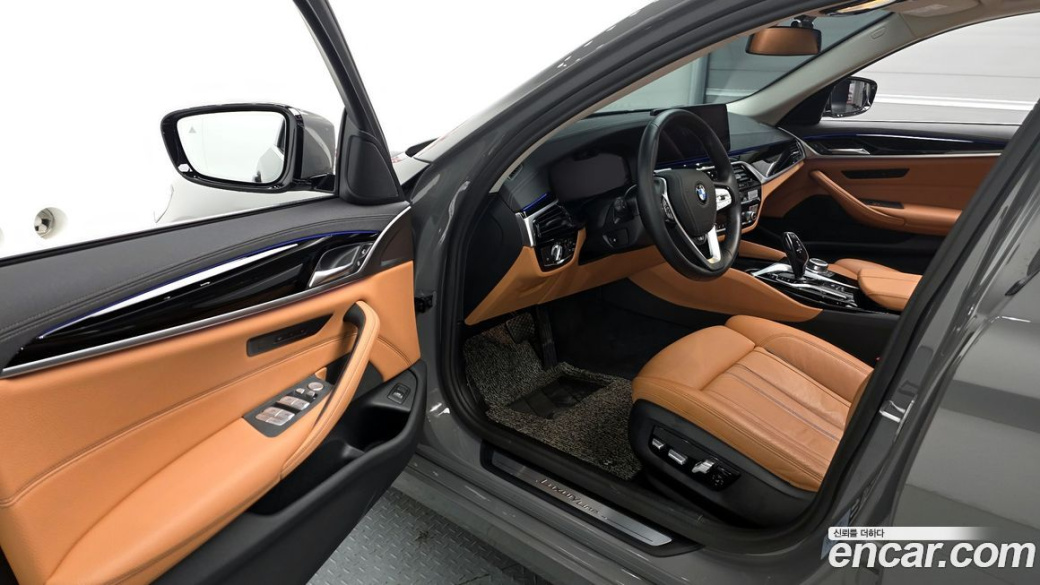 BMW 5-Series 520i Luxury, 2022