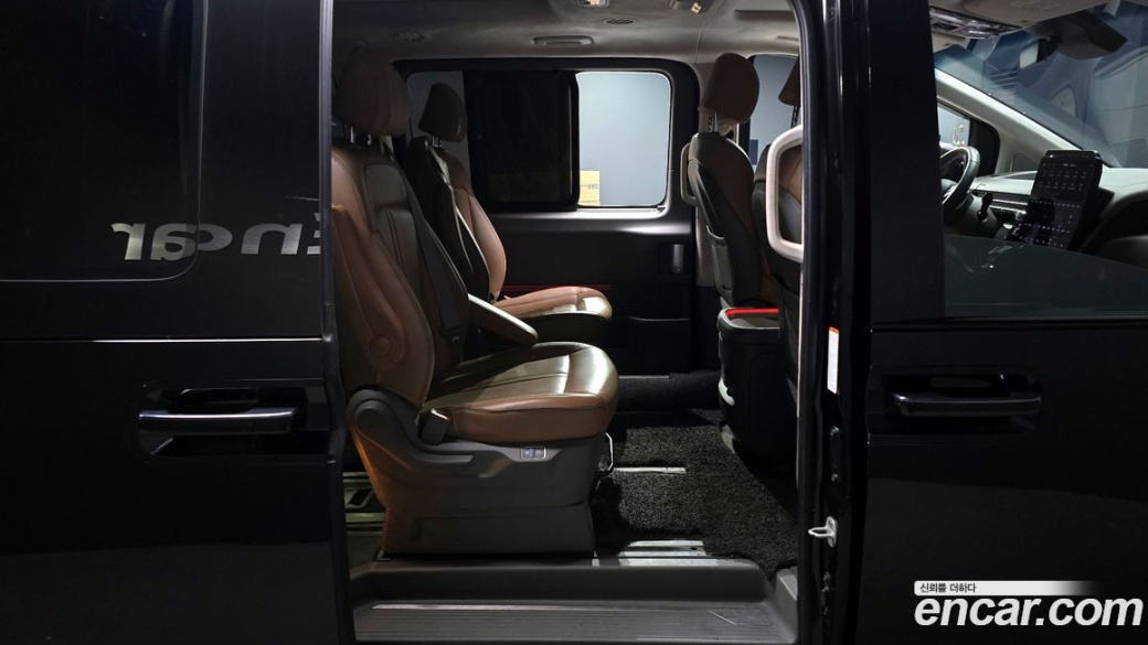 Hyundai Staria 4WD Lounge 9-Seater, 2023