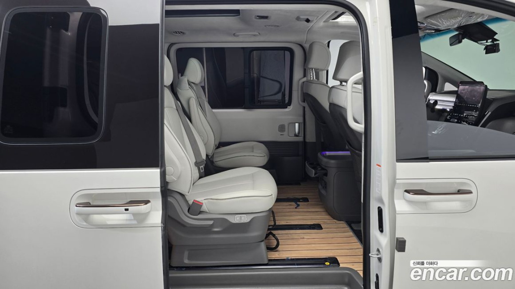 Hyundai Staria 4WD Lounge 9-Seater, 2023