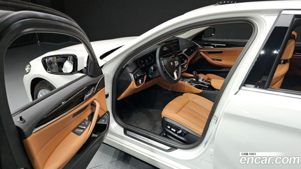 BMW 5-Series 520i Luxury, 2023