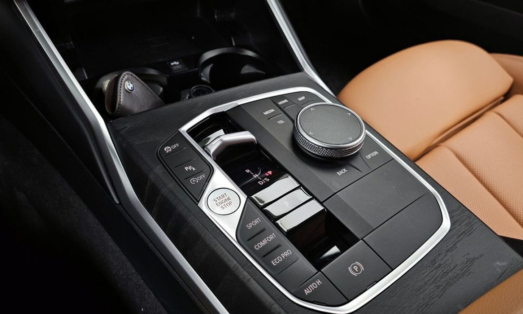 BMW 3-Series 320i, 2024