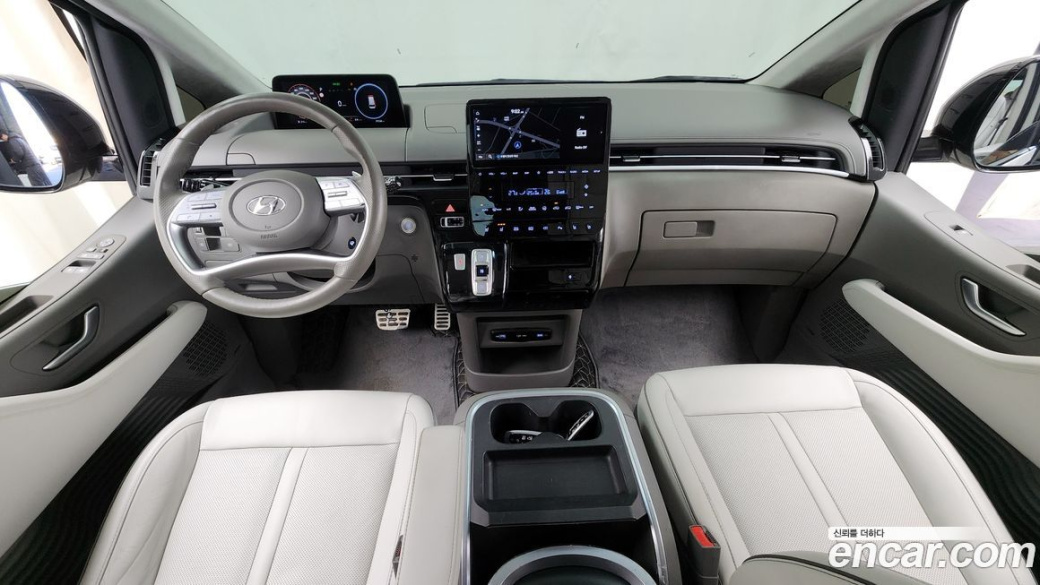 Hyundai Staria 4WD Lounge 9-Seater, 2022