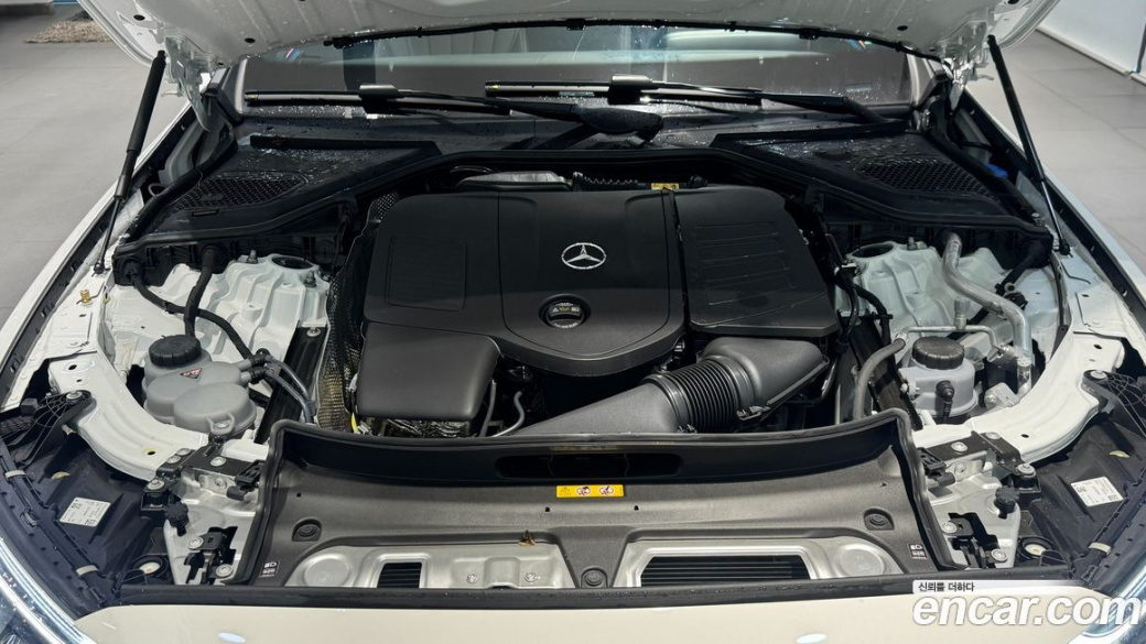 Mercedes-Benz E-Class E300 4MATIC Exclusive, 2025