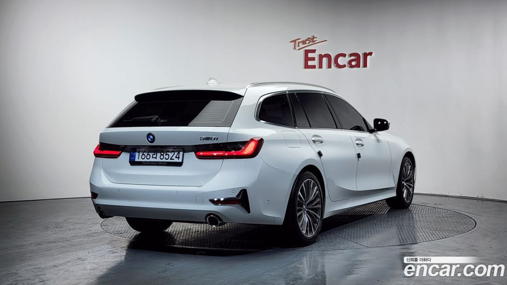 BMW 3-Series 320i Touring Luxury, 2022