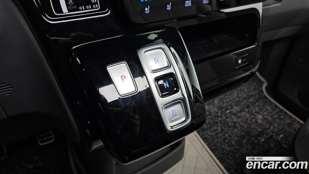 Hyundai Staria 4WD Lounge 9-Seater, 2025