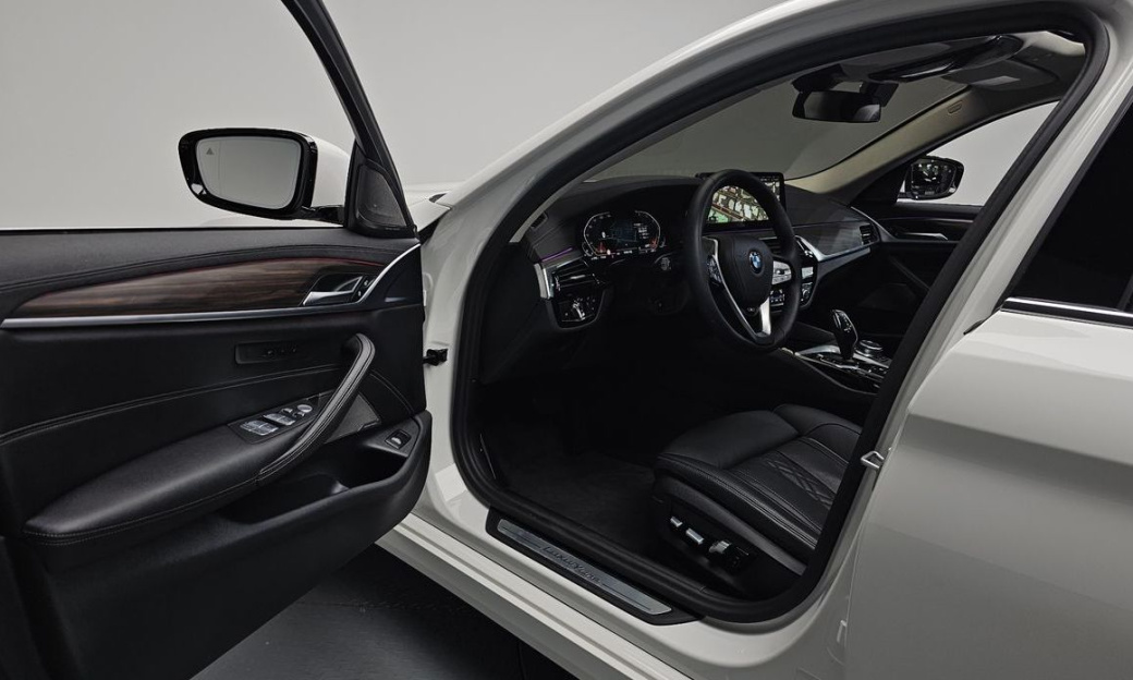BMW 5-Series 530i Luxury, 2023