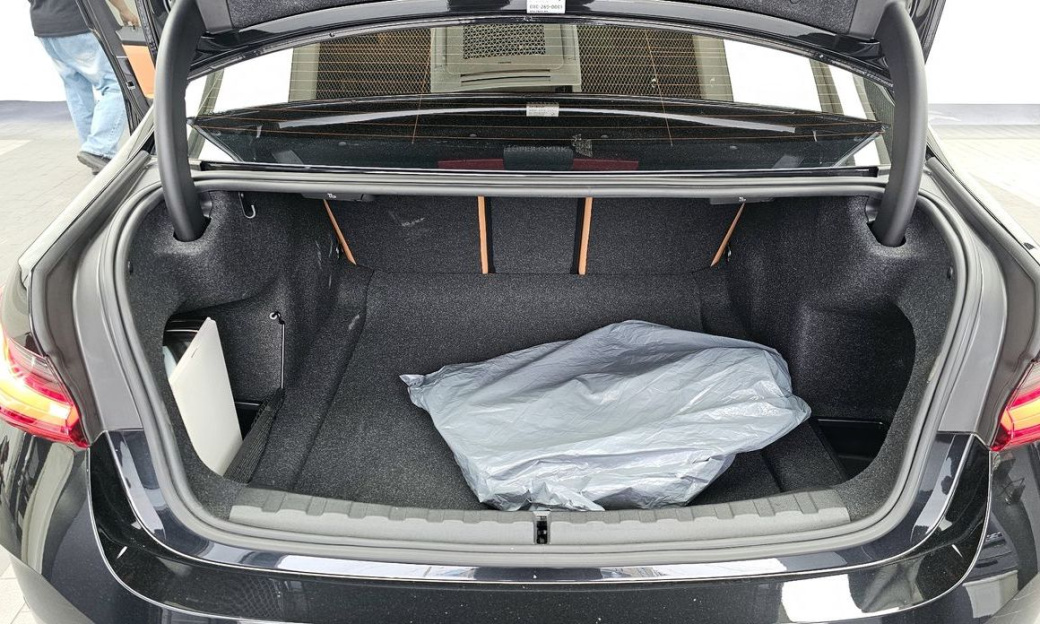 BMW 3-Series 320i, 2024