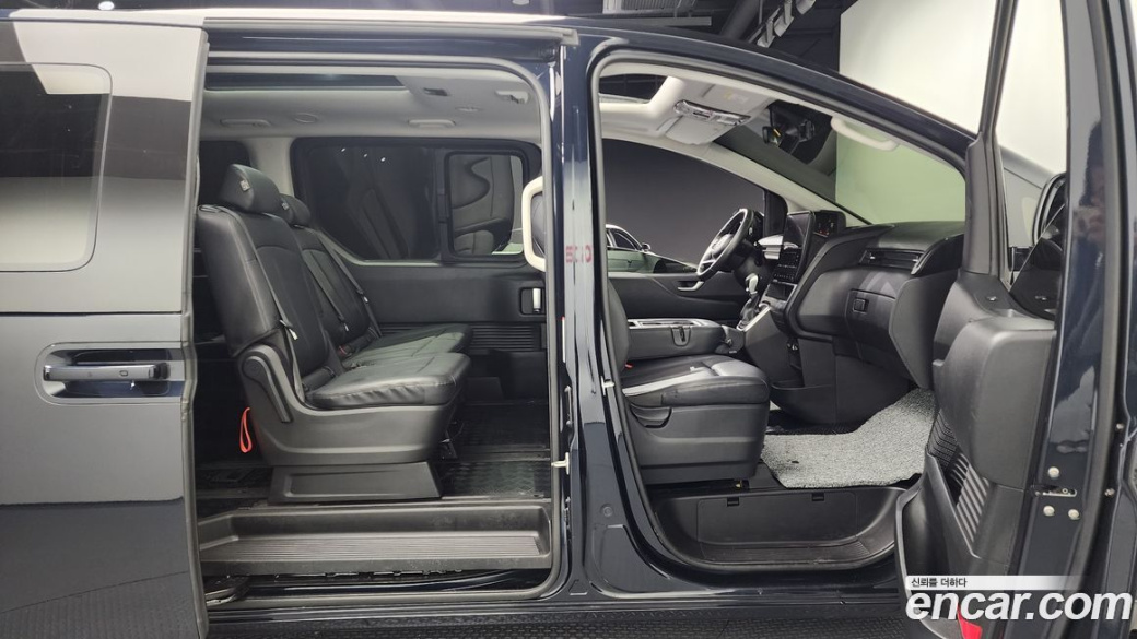 Hyundai Staria 4WD Tourer 11-Seater, 2024