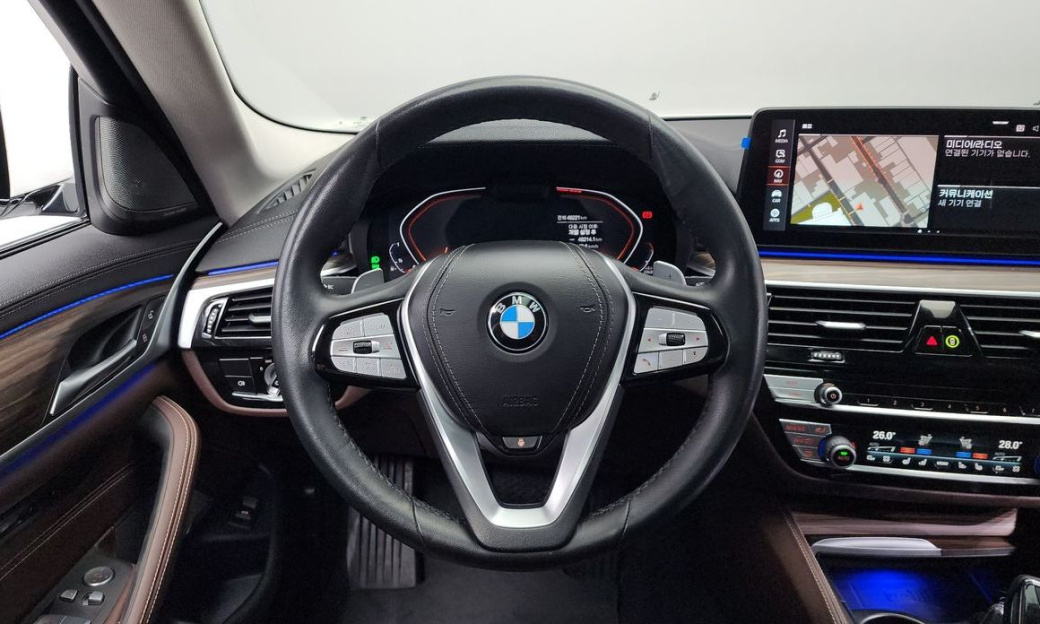 BMW 5-Series 530i Luxury, 2023