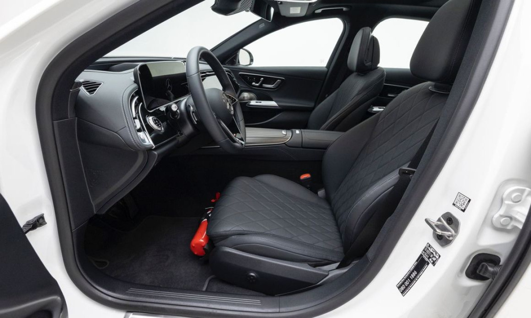 Mercedes-Benz E-Class E300 4MATIC Exclusive, 2025