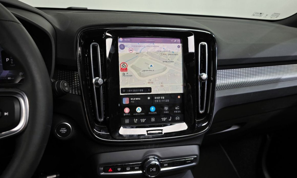 Volvo XC40 B4 Black Edition, 2025