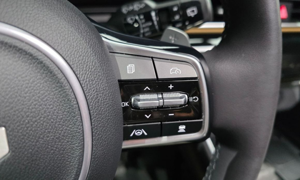 Kia Carnival 9-Seater Signature, 2024