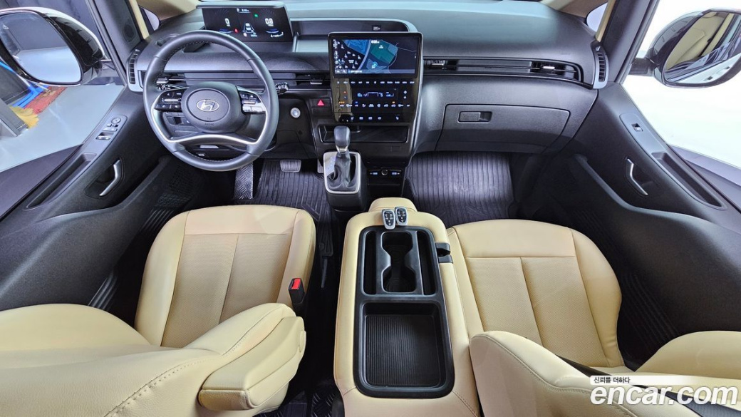 Hyundai Staria Tourer 11-Seater, 2023