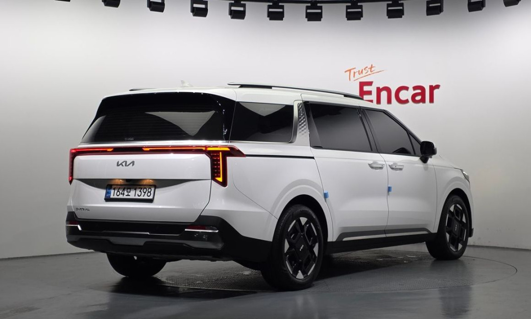 Kia Carnival 7-Seater Outdoor, 2025