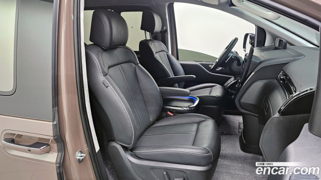 Hyundai Staria Lounge 9-Seater, 2025