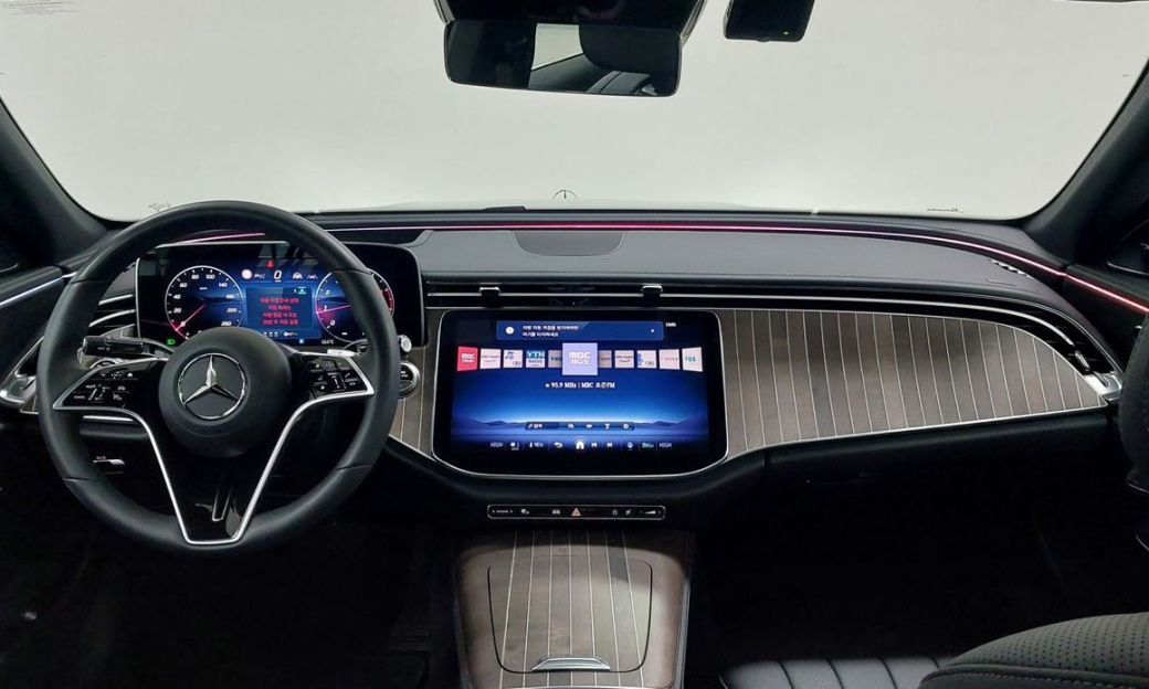 Mercedes-Benz E-Class E300 4MATIC Exclusive, 2025