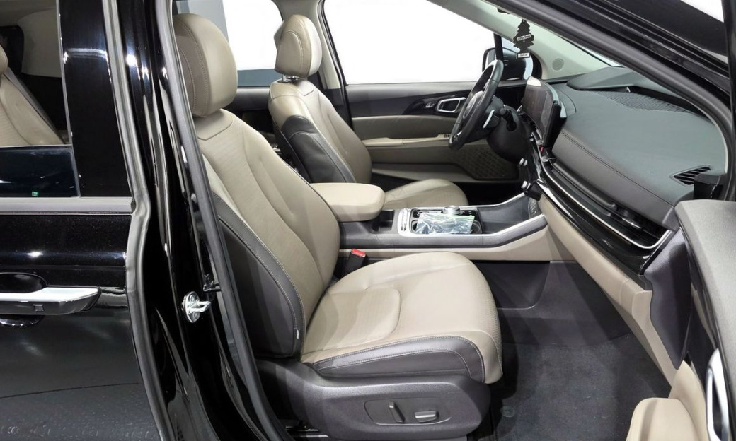 Kia Carnival 7-Seater Gravity, 2024