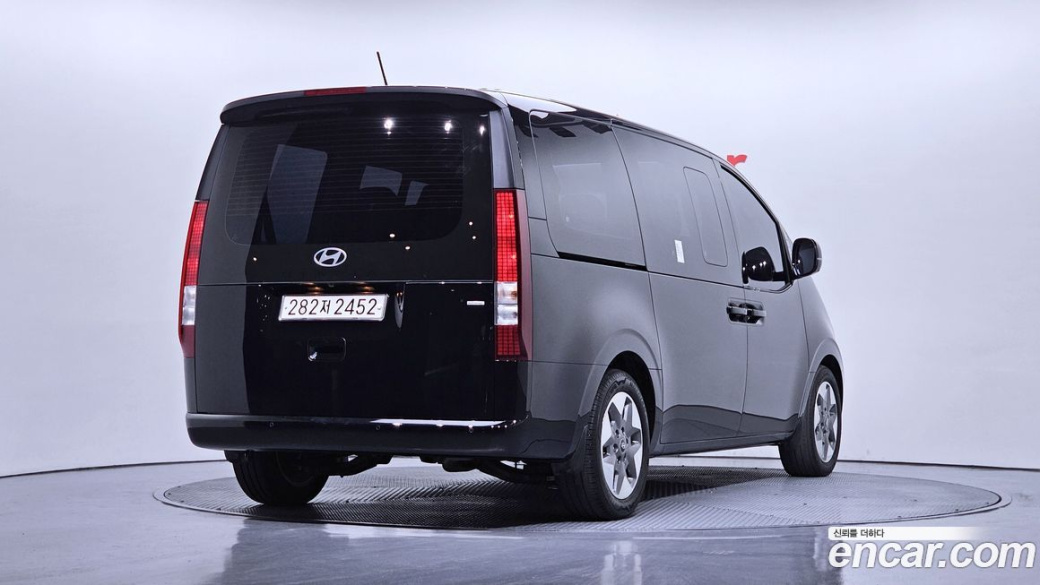 Hyundai Staria 4WD Tourer 9-Seater, 2025