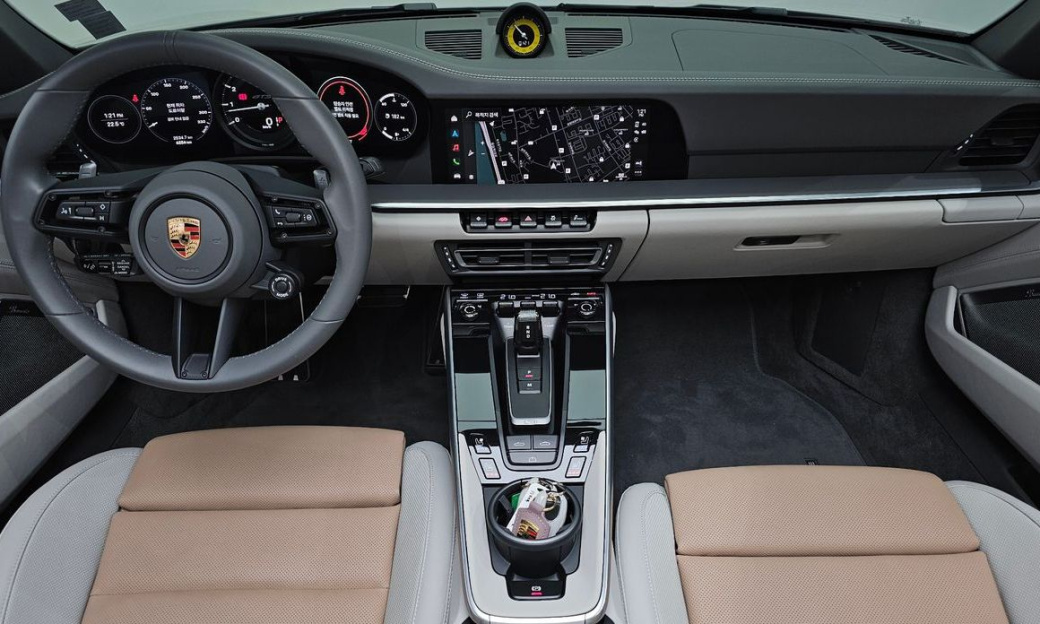 Porsche 911 Carrera 4 GTS Cabriolet, 2023