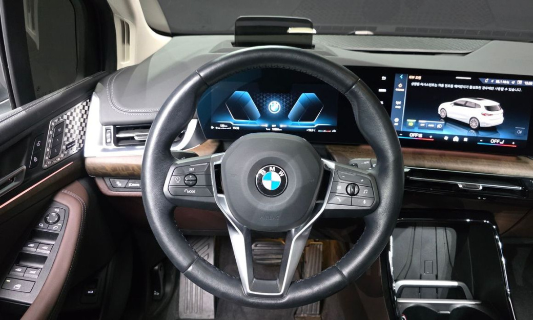 BMW 2-Series 220i Luxury, 2024