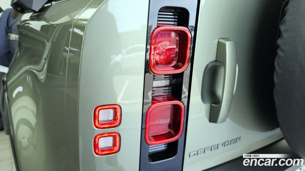 Land Rover Defender 110 D250 X-Dynamic SE, 2025