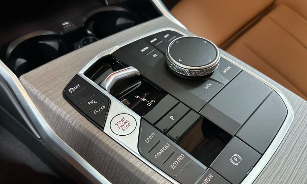 BMW 3-Series 320i, 2025
