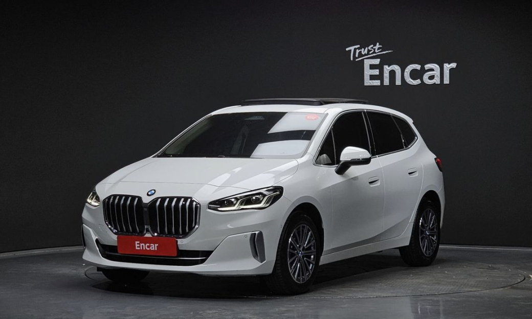 BMW 2-Series 220i Luxury, 2023