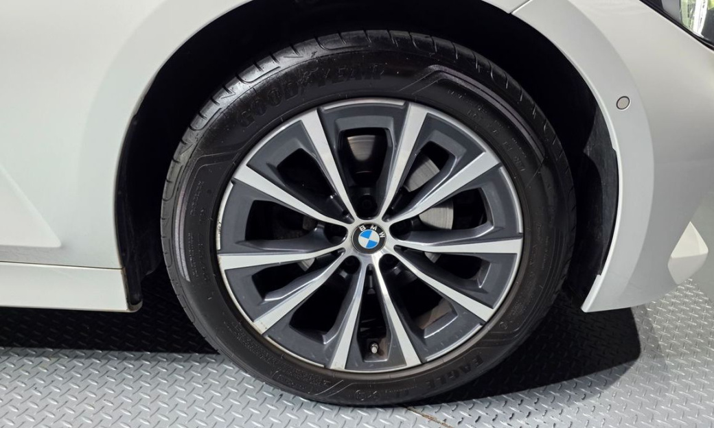BMW 3-Series 320i, 2024