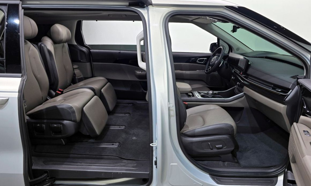 Kia Carnival 7-Seater Signature, 2024