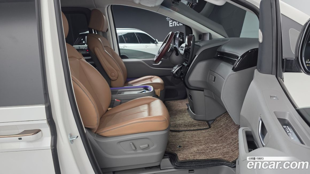 Hyundai Staria 4WD Lounge 9-Seater, 2022