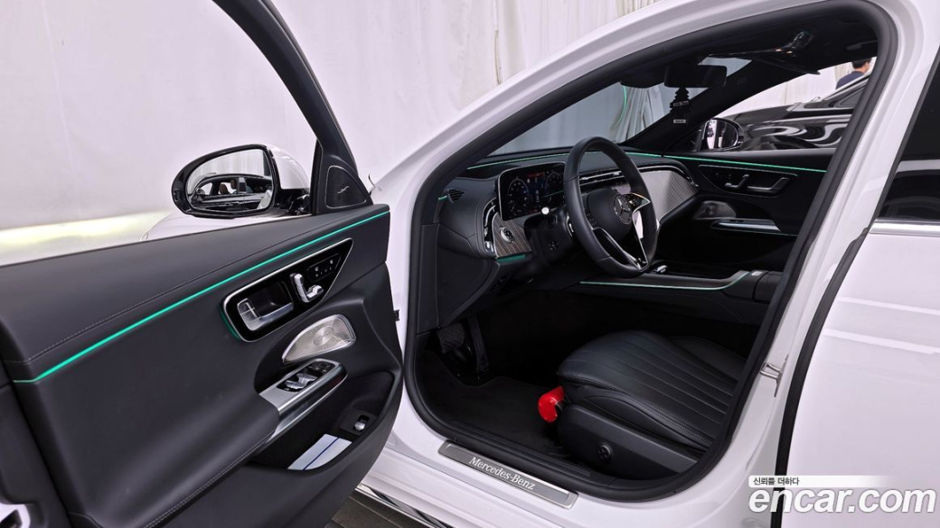 Mercedes-Benz E-Class E300 4MATIC Exclusive, 2025
