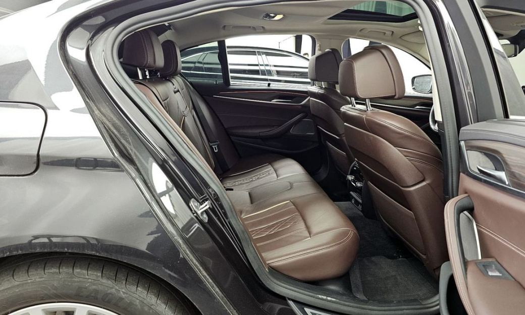 BMW 5-Series 530i Luxury, 2022