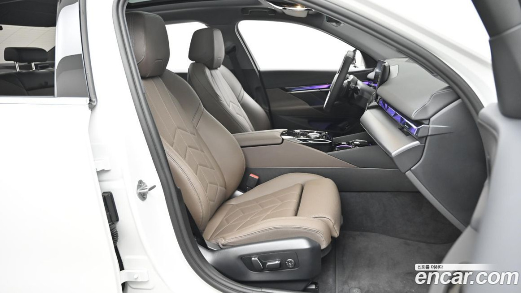 BMW 5-Series 520i, 2025