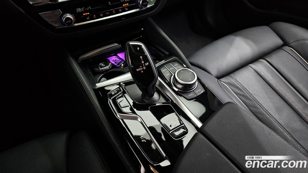 BMW 5-Series 520i Luxury, 2022