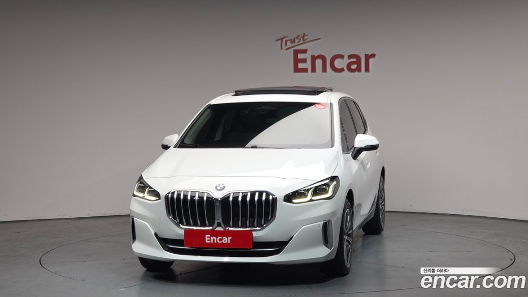 BMW 2-Series 220i Luxury, 2023